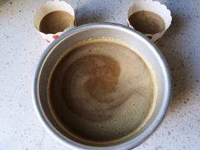 将面糊再次搅拌均匀倒入模具