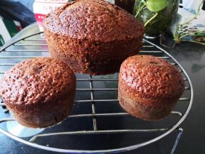 表面上色均匀后即可出炉，用力震几下，稍冷却即可脱模，继续放晾网上冷却