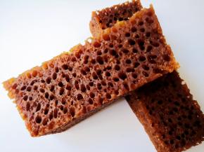 完全冷却后即可切块，可以看到蜂窝状