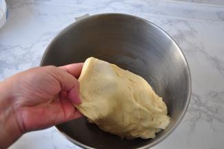 揉至面团光滑时，加入黄油和盐，继续揉。