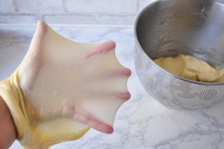 揉至面团能拉出大片的薄膜。