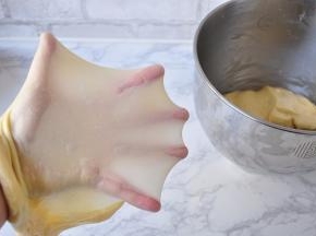 揉至面团能拉出大片的薄膜。