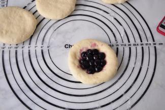 将蓝莓放入。我用的是冷冻的蓝莓，您如果有新鲜的更好，我通常在蓝莓丰收和季节囤些冷冻，想吃时随时取出解冻即可使用。