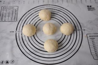 将面团排气分割成5份，滚圆。