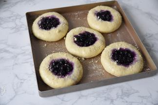 做好后放入烤箱，加一碗热水，然后用发酵功能，发酵大约40分钟，然后刷上全蛋液，撒上奶酥粒，放入预热好的烤箱中层，上下火185度18-20分钟。奶酥粒的是用10克黄油，加20克低筋面粉，5克糖粉做的，您可以一次多做点，平时放冰箱中冷冻。