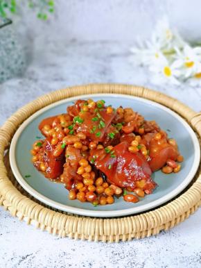 猪脚的油都炖出来了，一点也不肥腻，香香哒～