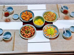 和朋友小聚，烧了几道小菜，正好在 “摩登主妇” 买的一套四人食的餐具到了，还配了餐垫，特别喜欢，高大上。