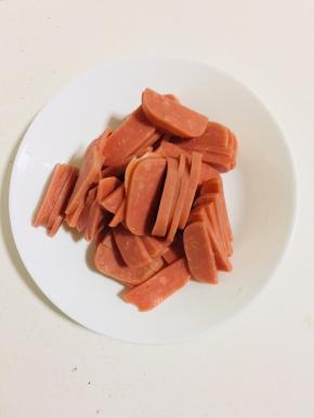 火腿切成薄片备用！