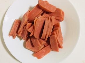 火腿切成薄片备用！