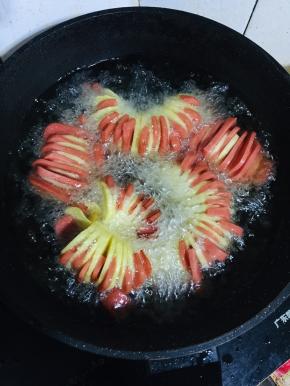 油温七成热，放入土豆中小火慢炸！