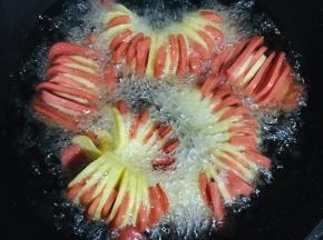 油温七成热，放入土豆中小火慢炸！