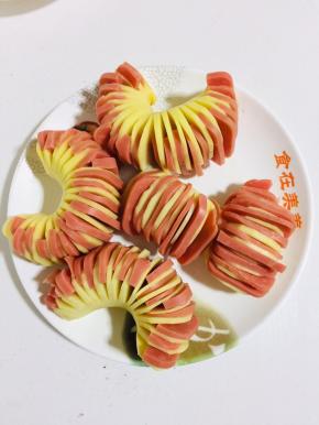 把火腿均匀的塞在土豆片里面备用！