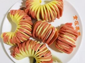 把火腿均匀的塞在土豆片里面备用！