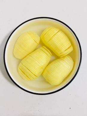 切好的土豆放在碗中，加入适量的清水，加一勺盐浸泡半个小时！