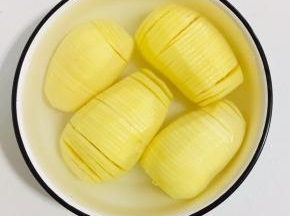 切好的土豆放在碗中，加入适量的清水，加一勺盐浸泡半个小时！