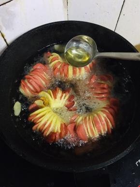 边炸边用勺子把热油浇在土豆上，让其均匀的受热！