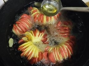 边炸边用勺子把热油浇在土豆上，让其均匀的受热！