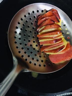 炸至土豆金黄色即可捞出沥干油分备用！