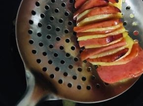 炸至土豆金黄色即可捞出沥干油分备用！