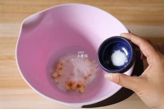 黄油软化后加入糖粉、盐，搅拌均匀后用电动打蛋器打发至颜色变浅、蓬松状态；