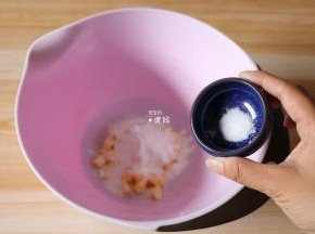 黄油软化后加入糖粉、盐，搅拌均匀后用电动打蛋器打发至颜色变浅、蓬松状态；