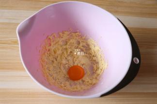 加入蛋黄，用电动打蛋器搅打均匀；