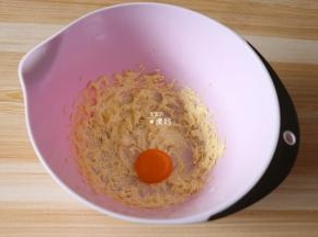 加入蛋黄，用电动打蛋器搅打均匀；