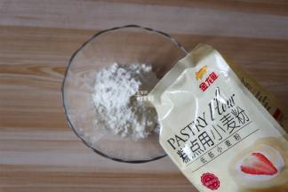 将金龙鱼糕点用小麦粉和无铝泡打粉混合，金龙鱼糕点用小麦粉筋度低易成功，100%进口小麦，家人吃的更安心；