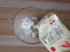 将金龙鱼糕点用小麦粉和无铝泡打粉混合，金龙鱼糕点用小麦粉筋度低易成功，100%进口小麦，家人吃的更安心；