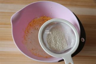 过筛到黄油混合物中；