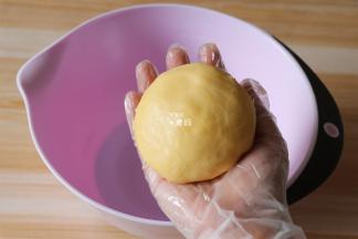 拌均匀后揉成一个面团；