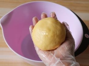 拌均匀后揉成一个面团；