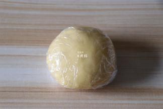 用保鲜膜包好放冰箱冷藏半小时左右；