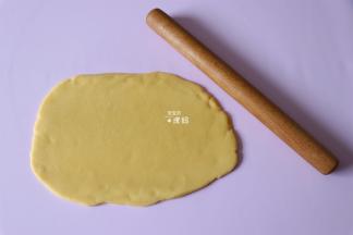 用擀面杖擀成3毫米厚的面皮；