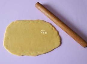 用擀面杖擀成3毫米厚的面皮；