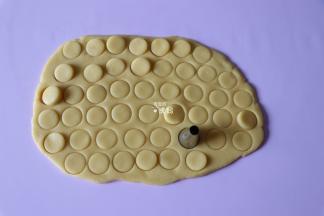 再用中号裱花嘴压出一个个圆形；