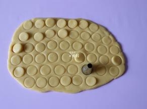 再用中号裱花嘴压出一个个圆形；