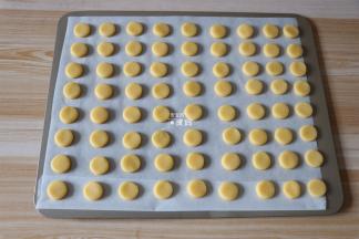 将所有圆形面皮放到铺了烘焙油纸的烤盘上；