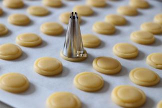 再用小号裱花嘴轻轻压一圈做造型，注意不要太用力以免压穿了；