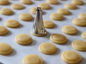 再用小号裱花嘴轻轻压一圈做造型，注意不要太用力以免压穿了；