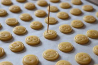 用牙签一 一戳洞，可以戳4个也可以戳2个，随自己喜欢；