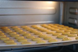 放入预热好的烤箱中层，155度15分钟，烤好取出完全冷却后密封保存；
