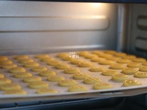 放入预热好的烤箱中层，155度15分钟，烤好取出完全冷却后密封保存；