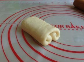 再翻面，上下往中间卷