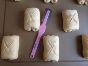 放在烤盘上，割X字