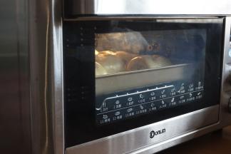 放入东菱K40C烤箱内，用发酵档（37度）发酵45分钟左右（烤箱内放置一碗热水）。发酵好的面包坯取出，撒上低筋面粉，放进预热好上火155度，下火165度烤箱最下一层，烘烤13分钟左右（烘烤温度视烤箱脾气而定）