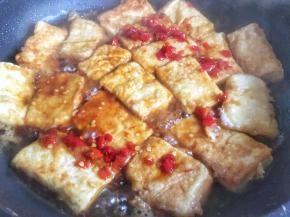 均匀倒入调好的酱汁；