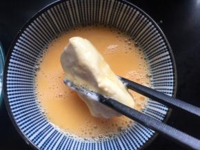 再裹上一圈鸡蛋液;