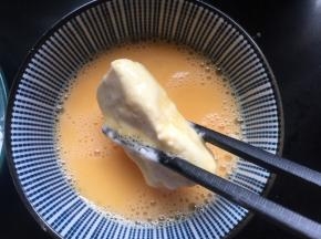 再裹上一圈鸡蛋液;