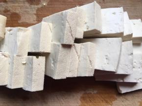 将老豆腐切成约1厘米左右的厚片。豆腐要用北豆腐，这种豆腐材质略硬，水份较少，不易破碎，更适合来煎炸。